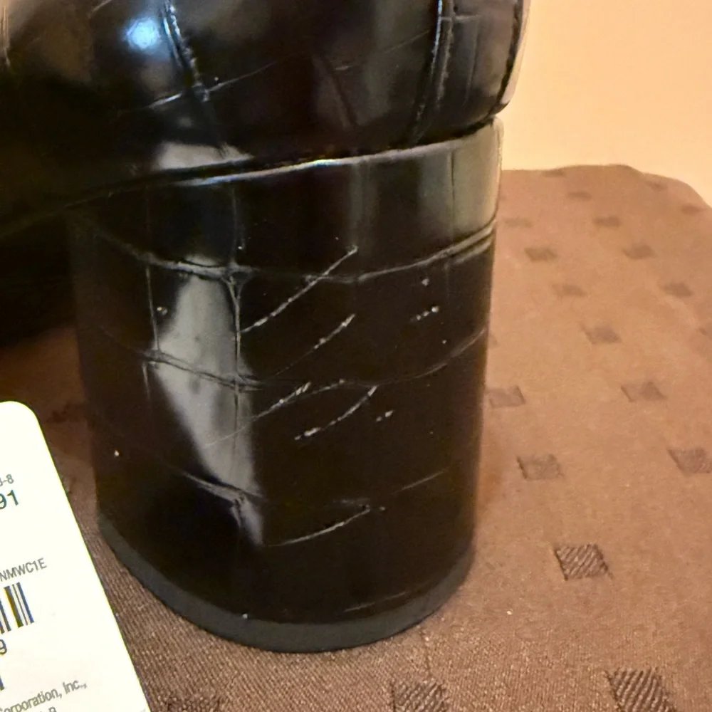 Liz Claiborne Black Croc-Embossed Loafers with Gold Chain Accent - Picture 5 of 5